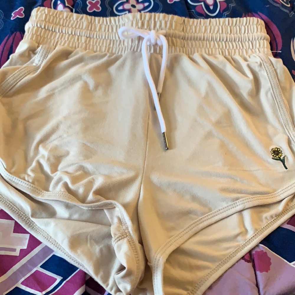Beinge shorts with a sunflower